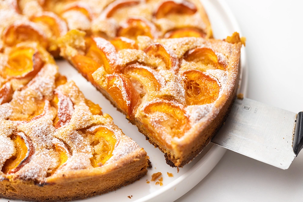 Tart with apricots and almond custard
